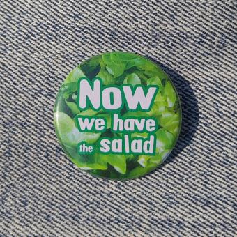 Ansteckbutton Now we have the salad auf Jeans